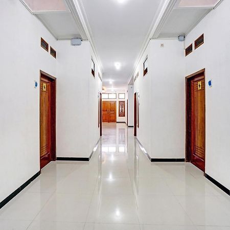 Vaccinated Staff - OYO 90383 Avisha Guest House Syariah Malang Exterior foto