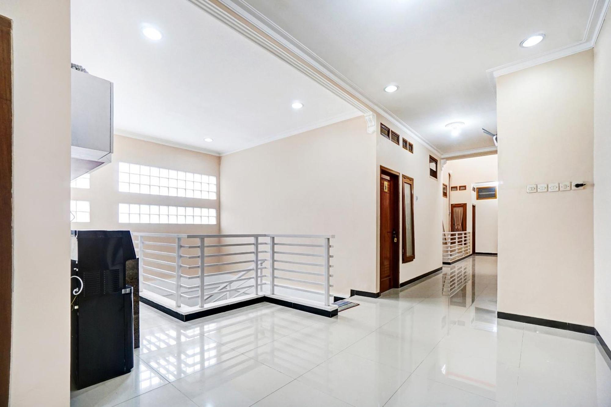Vaccinated Staff - OYO 90383 Avisha Guest House Syariah Malang Exterior foto