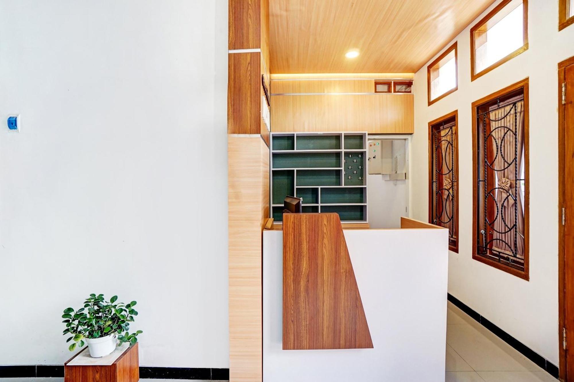 Vaccinated Staff - OYO 90383 Avisha Guest House Syariah Malang Exterior foto