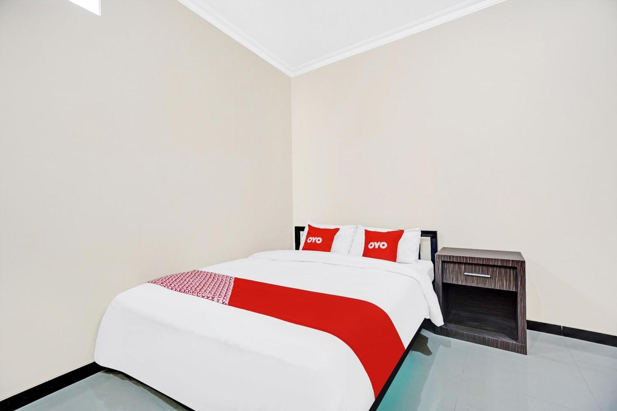 Vaccinated Staff - OYO 90383 Avisha Guest House Syariah Malang Exterior foto