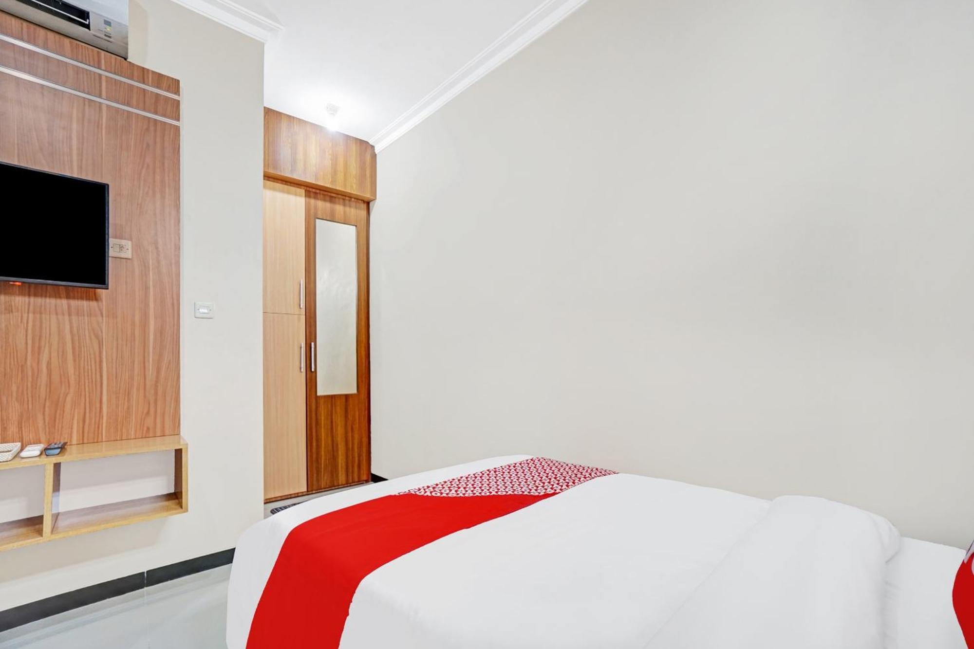 Vaccinated Staff - OYO 90383 Avisha Guest House Syariah Malang Exterior foto